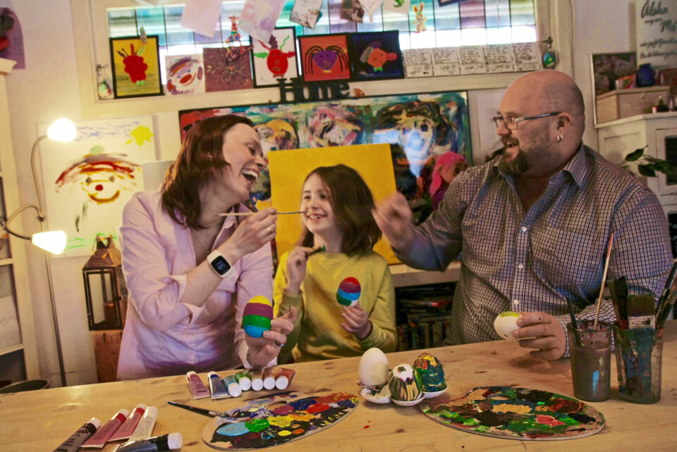 MYE LATTER: Hjemme hos familien Gulbrandsen i Sarpsborg er det mye liv, røre og latter. - Noen ganger er smilet tungt å bære, men da ekstra viktig for ikke å miste energi og håp, sier pappa Leif Arne av erfaring.