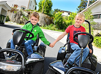 FULL GASS: Håkon (5) og Henrik (10) har hver sin Raptor-bil som de bruker på tur. Bilene er ombygde rullestoler med gasspedaler. Noen ganger kjører de om kapp.
