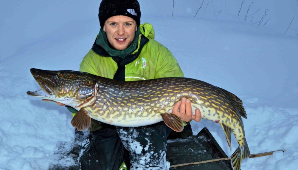 Andreas Ånerud Johansen med sin isfiskede gjedde på 11180 gram og 115 cm.