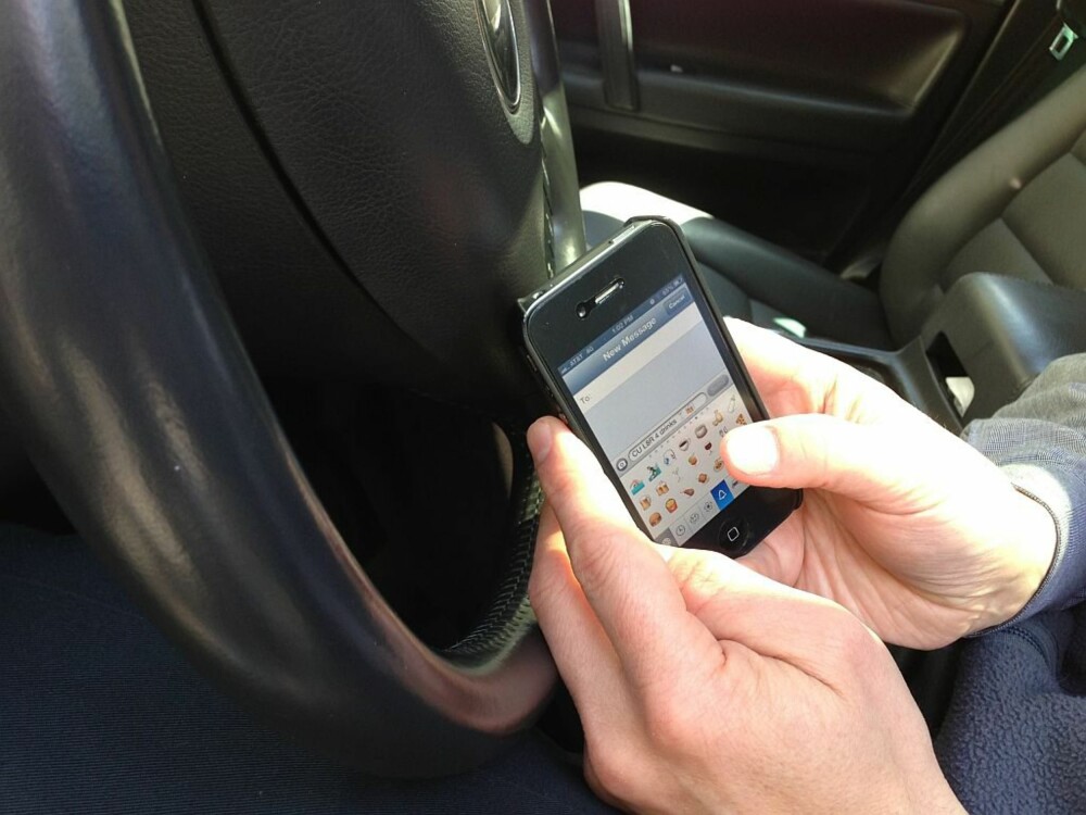 Det er både forbudt og farlig å knotte på mobilen mens du kjører.