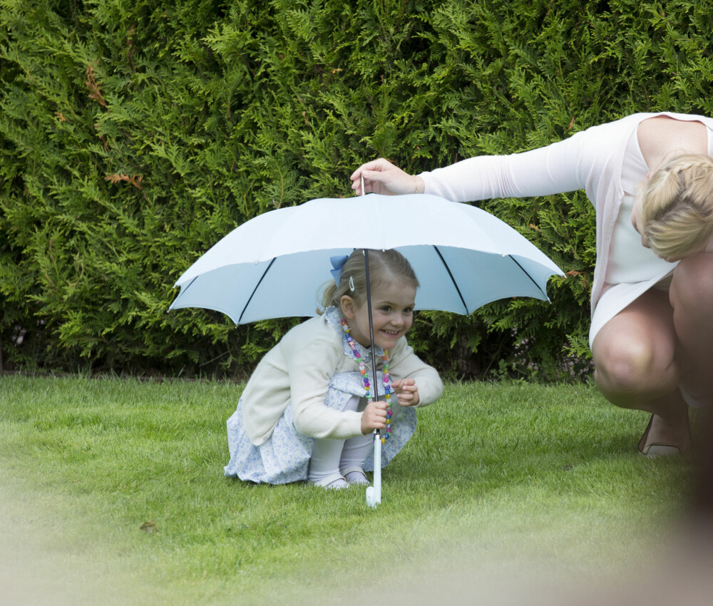 Liten Luring: Prinsesse Estelle elsker å showe for publikum og pressefotografer, og fikk mye oppmerksomhet under mammas bursdagsfest.