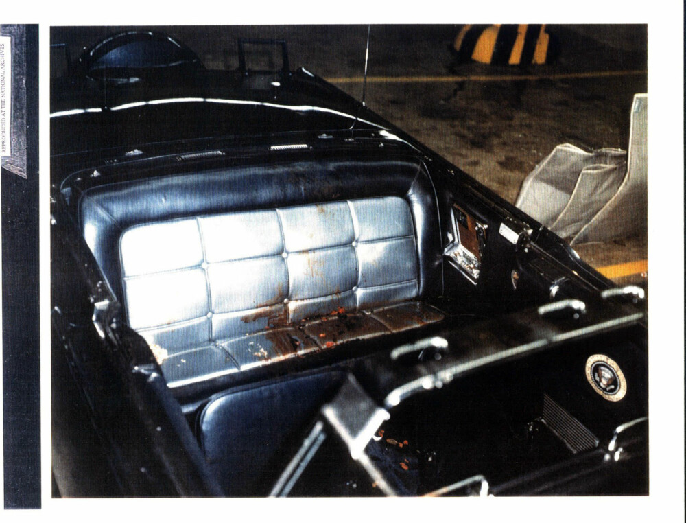 John F. Kennedy ble skutt mens han satt i en Lincoln Continental 1961-modell. Bildet er tatt samme dag som drapet skjedde, og man kan fortsatt se rester etter blod, kraniet og hjernemasse i baksetet.