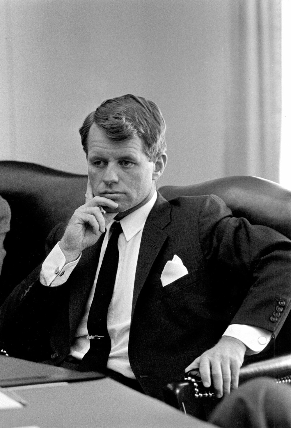 Flere hevder det var lillebror Robert Kennedy som selv fjernet hjernen etter JFK for å skjule hans helseproblemer og dopforbruk. 