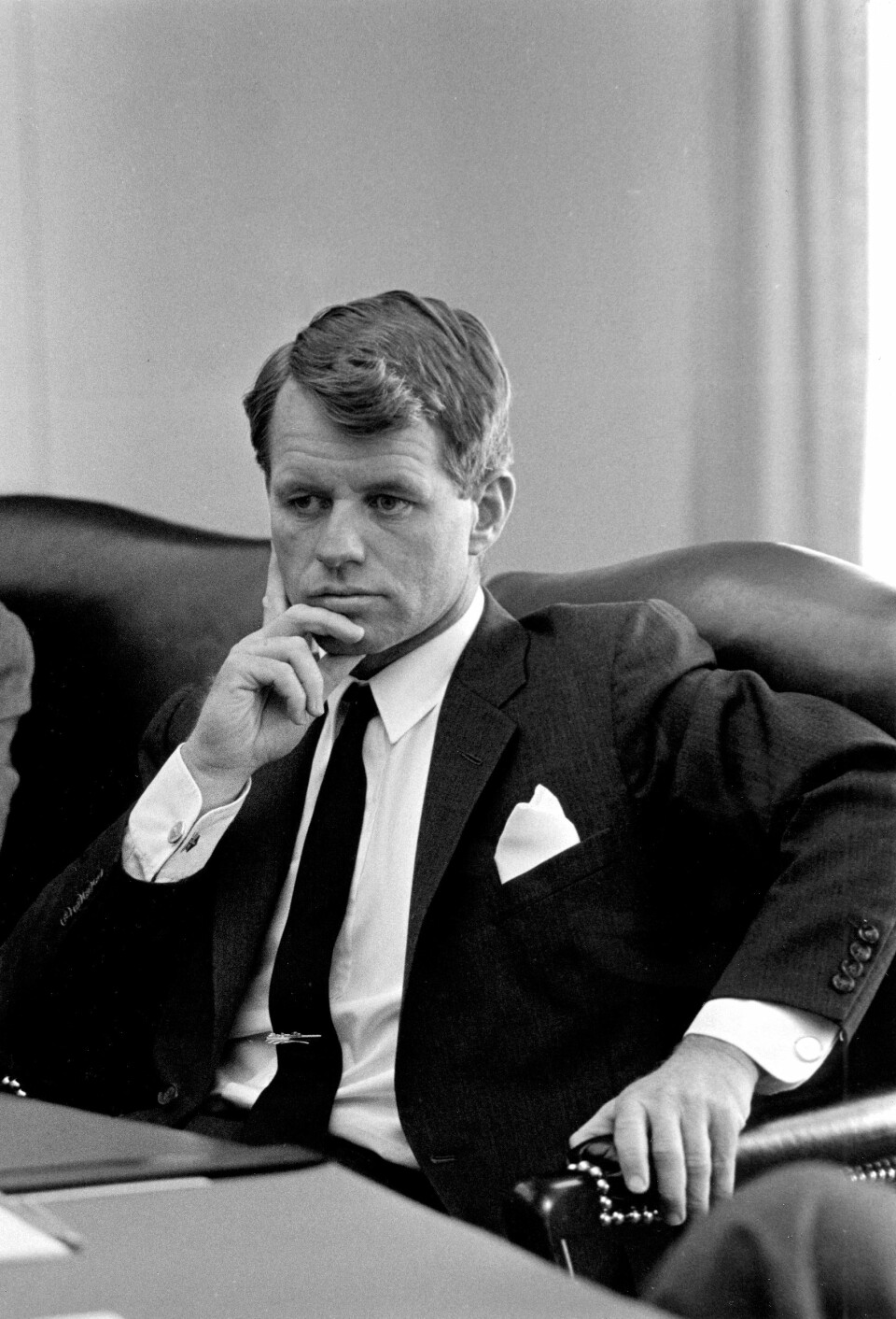 Flere hevder det var lillebror Robert Kennedy som selv fjernet hjernen etter JFK for å skjule hans helseproblemer og dopforbruk.