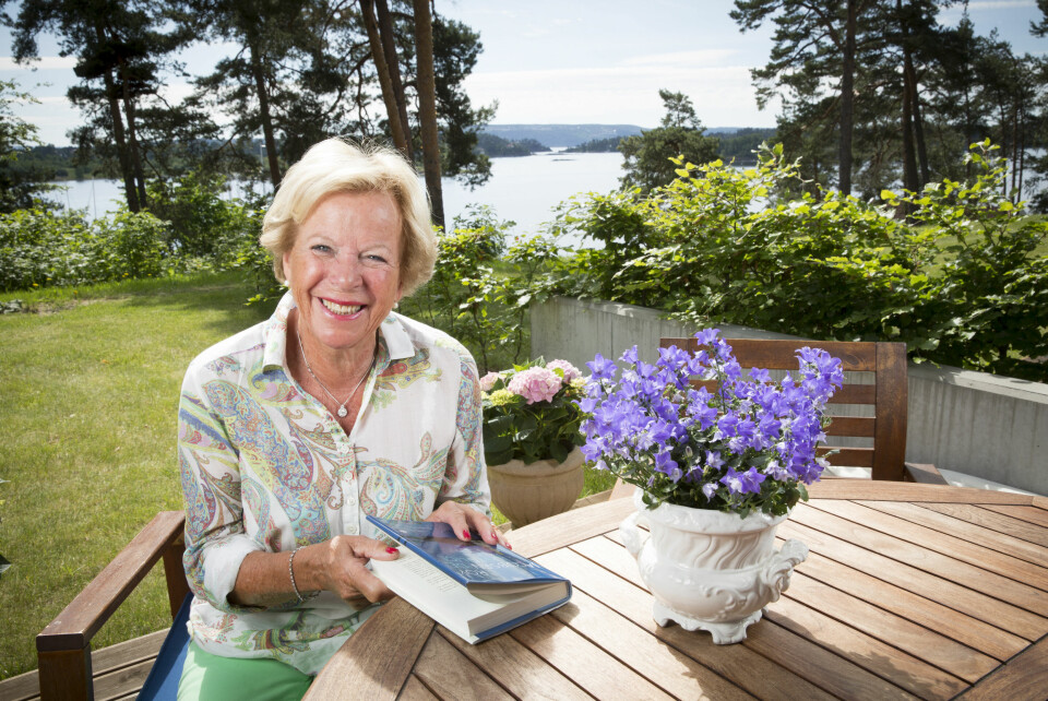 FLOTT UTSIKT: Grete Roede nyter livet og sommeren. For to år siden solgte hun villaen sin på Nesøya og flyttet inn i en moderne leilighet med hage og sjøutsikt på Høvik i Bærum.