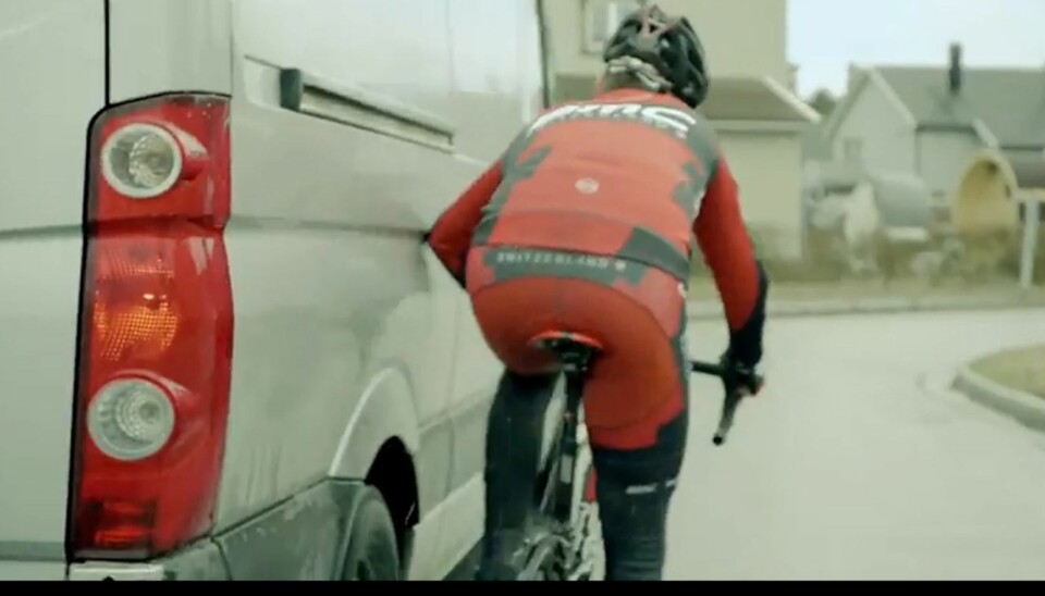 AMPERT: Samspillskampanjen Del veien, skal bidra til å dempe den tidvis ampre stemningen mellom syklister og bilister. (Bildet er fra kampanjen Del veien) FOTO: Statens vegvesen)