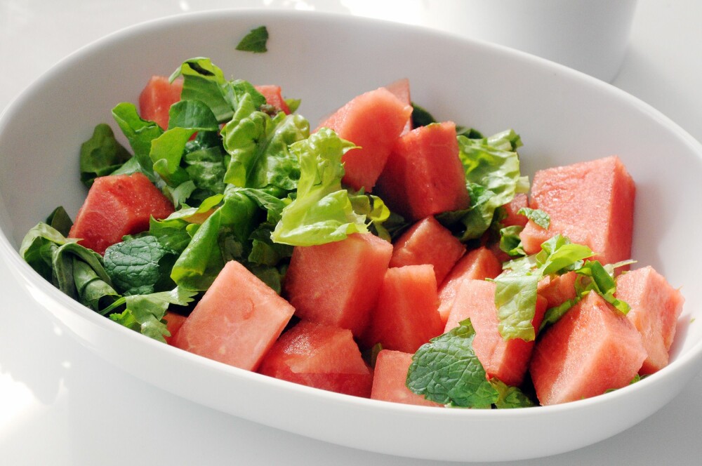 FRISK SALAT: Pimp opp salaten med saftig vannmelon.