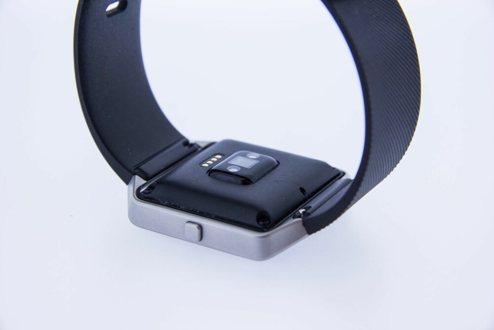 OPTISK: Pulsmåleren på Fitbit Blaze er en optisk leser som klarer å måler hvor raskt pulsen din slår. Den gjør en ok jobb, men den er ikke like nøyaktig som målinger du får med et godt pulsbelte. OPTISK: Pulsmåleren på Fitbit Blaze er en optisk leser som klarer å måler hvor raskt pulsen din slår. Den gjør en ok jobb, men den er ikke like nøyaktig som målinger du får med et godt pulsbelte.