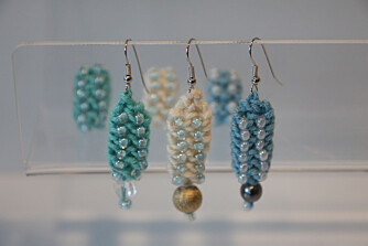 ØREDOBBER: Lekre strikkede øredobber med perler.