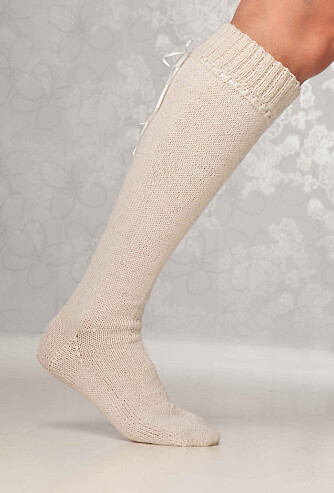 HØY OG LYS: Disse sokkene er elegante og kommer til sin rett over støvelkanten.