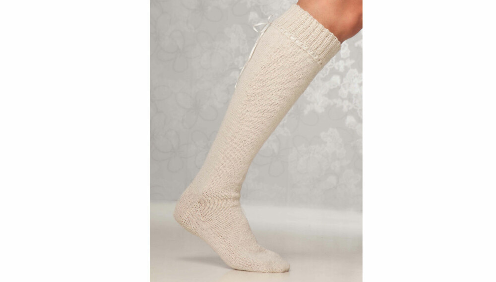 HØY OG LYS: Disse sokkene varmer godt når det blir kaldere i været.