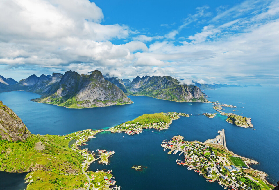 FISKETUR: MS Lofoten kan seile inn i trange fjordarmer der andre ikke kommer til. Når tiden og været tillater det, kan skipet stoppe opp og passasjerene kan prøve fiskelykken fra dekk.