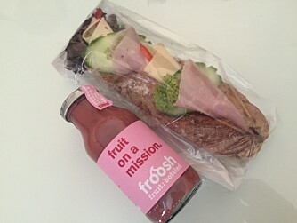 BAGUETT: Slik så en av våre lunsjer ut. Her en grov baguett med ost og skinke og smoothie til drikke. BAGUETT: Slik så en av våre lunsjer ut. Her en grov baguett med ost og skinke og smoothie til drikke.
