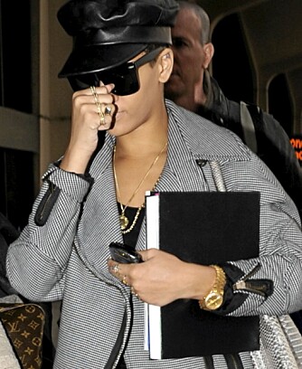 Rihanna forlot hotellet i New York. Ulastelig kledd, og med en fiffig acessoir.