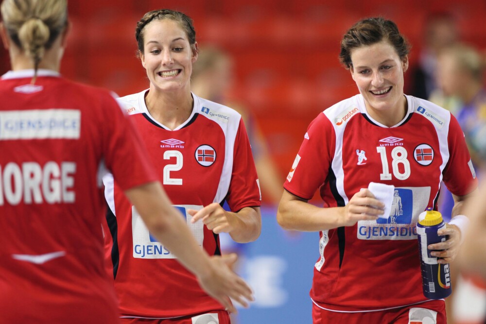 PÅ LAG: Betina (t.v.) og Linn-Kristin spilte sin første landskamp sammen i 2010, men årets EM er deres første mesterskap sammen.