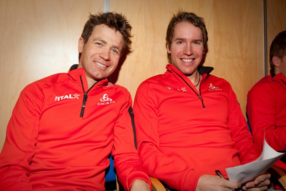 HARD KONKURRANSE: Ole Einar Bjørndalen og kollega Emil Hegle Svendsen kjemper mot hverandre i sporet.