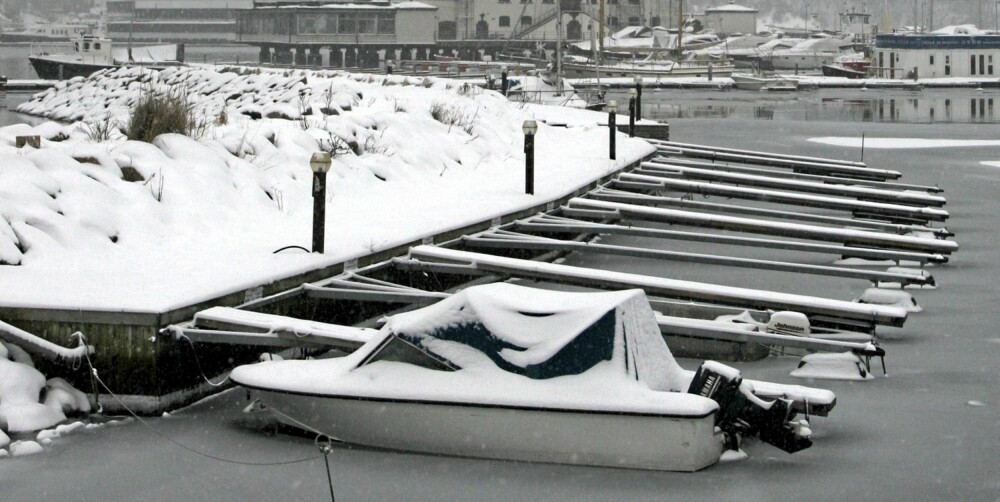 USIKKERT: Mange har båten i sjøen vinterstid, men ikke alle har tilgang til et bobleanlegg ved brygga som holder skroget is- og skadefritt vintersesongen igjennom.