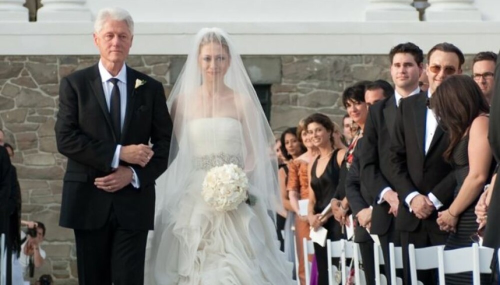 PRINSESSEKJOLE: Chelsea Clinton, datter av Bill og Hillary Clinton, giftet seg i 2010 i Vera Wang. PRINSESSEKJOLE: Chelsea Clinton, datter av Bill og Hillary Clinton, giftet seg i 2010 i Vera Wang.