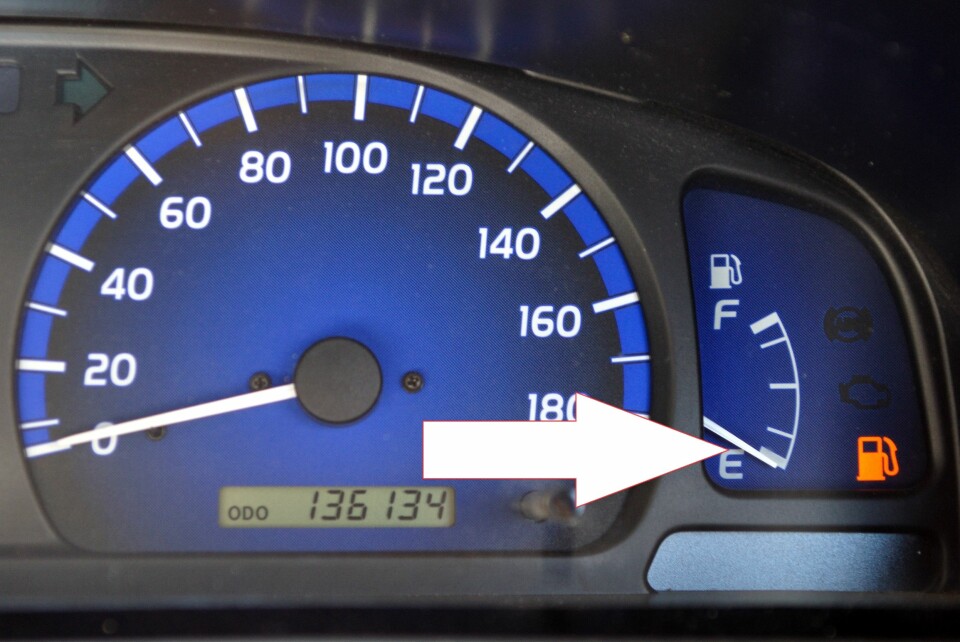 - Kjør aldri med mindre enn kvart tank