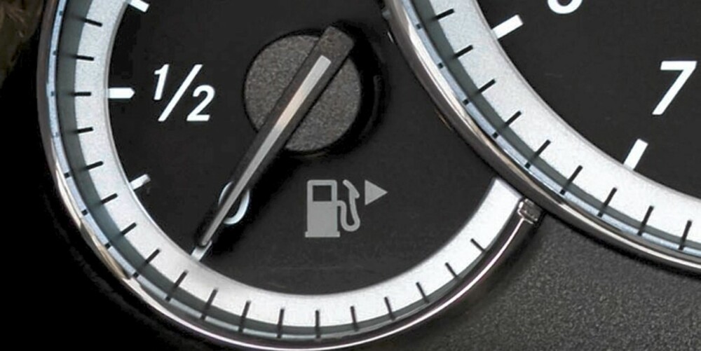 TOM TANK: - For å vite hvor mye drivstoff som er igjen på tanken når lampen lyser, må du se i manualen. De fleste varsler ved fem eller ti liter, sier Bergerud. FOTO: Daimler AG TOM TANK: - For å vite hvor mye drivstoff som er igjen på tanken når lampen lyser, må du se i manualen. De fleste varsler ved fem eller ti liter, sier Bergerud. FOTO: Daimler AG