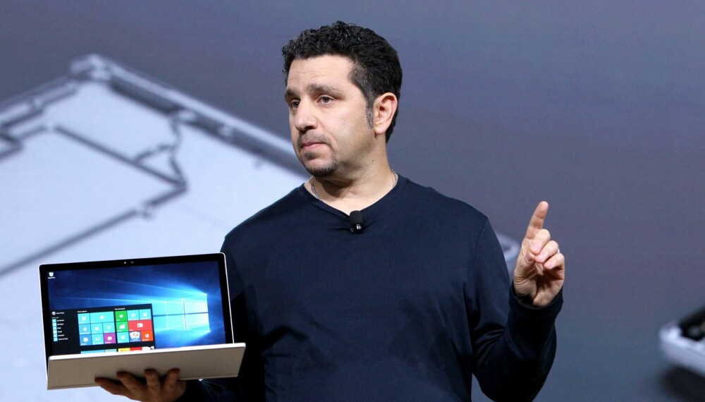 KRAFTIG: Den nye sjefen for Surface i Microsoft, Panos Panay, viste i går frem det som er den aller første PC-en laget i regi av Microsoft. Microsoft Surface Book kommer i salg senere i år.