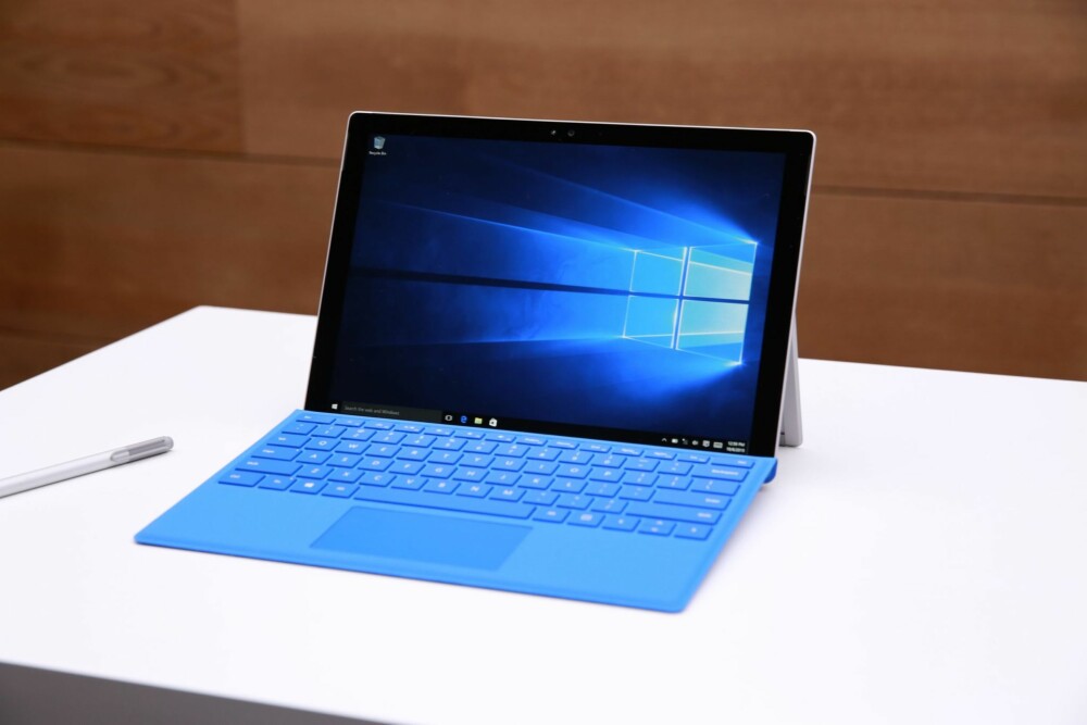 NYTT TYPE COVER: Med Surface Pro 4 kommer det også et nytt Type Cover - tastaturdeksel.