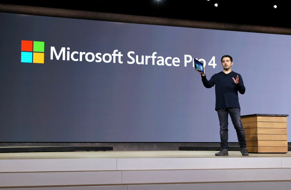 NY PRO: Panos Panay er ny sjef for blant annet Surface-produktene i Microsoft. Her viser han frem den splitter nye Microsoft Surface Pro 4.