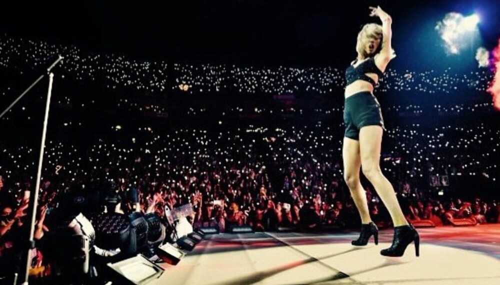 Taylor opptrer på scenen