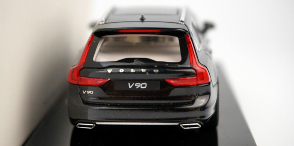 HØYE LYKTER: Baklyktene følger Volvo-trenden med å strekke seg helt opp til taket. Foto: Carnewschina.com HØYE LYKTER: Baklyktene følger Volvo-trenden med å strekke seg helt opp til taket. Foto: Carnewschina.com