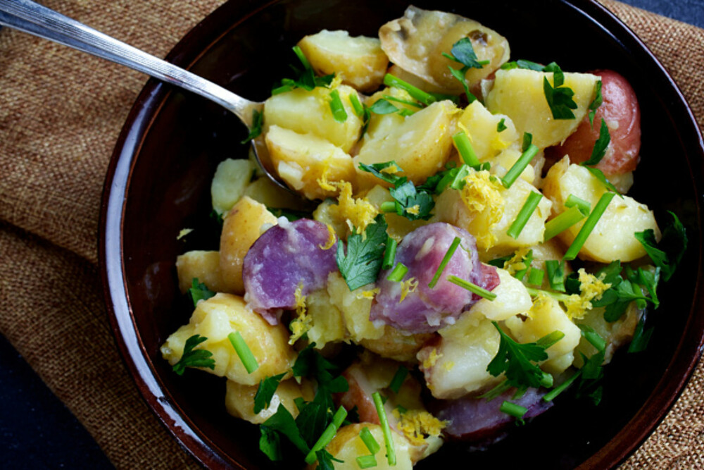 POTETSALAT: Skrell potetene og kok dem møre i vann. Hell av vannet og avkjøl. Del potetene i litt store skiver, og bland dem sammen med litt god olje og rødløk og gressløk.