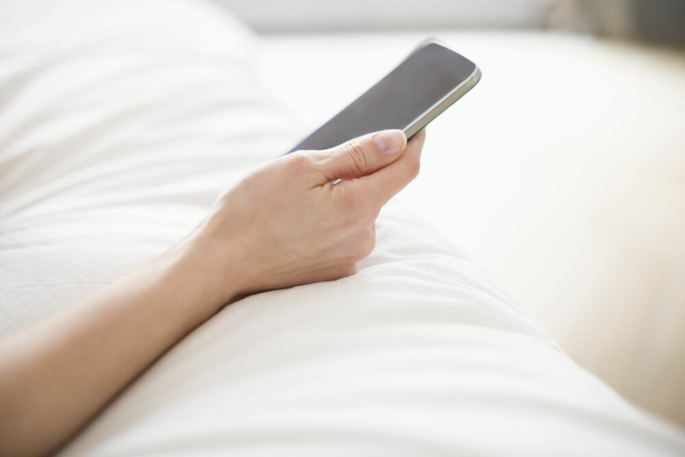 TA MOBILEN UT AV SENGA: Det kunstige lyset kan faktisk forstyrre lysreguleringsmekanismene og melatoninproduksjonen i hjernen, ifølge Malene Rossil. TA MOBILEN UT AV SENGA: Det kunstige lyset kan faktisk forstyrre lysreguleringsmekanismene og melatoninproduksjonen i hjernen, ifølge Malene Rossil.