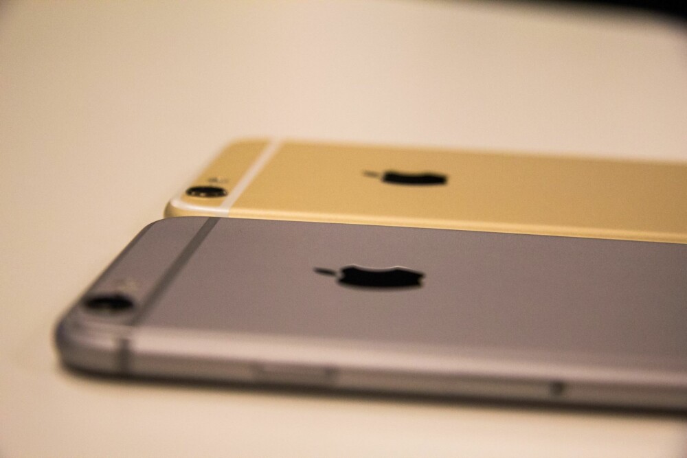 INGEN FORSKJELL? Ser du hvilken av disse to som er den nye iPhone 6s Plus?