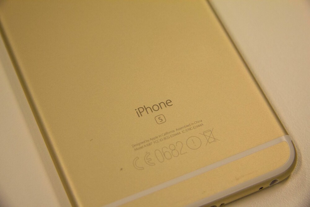 S: En liten s på baksiden av mobilen forteller deg om du har den nyeste iPhone 6s-versjonen.