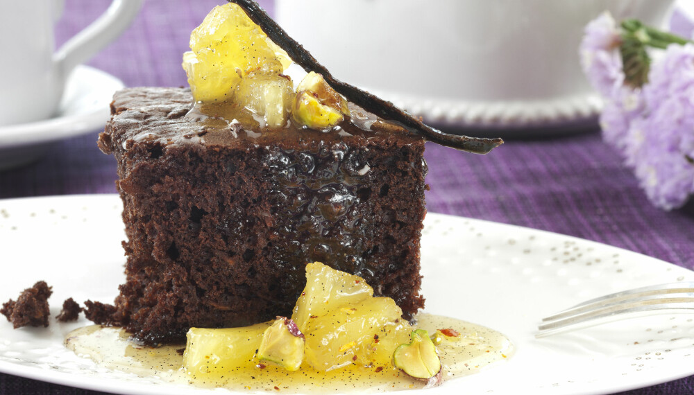 FRISK: Ananas-sausen lager en spennende vri på denne mørke, litt kraftige sjokoladekaken. Ekstra godt blir det med pisket kremfløte til. 