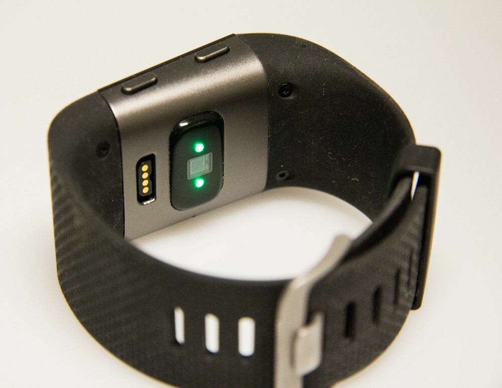 PULSMÅLER: Vi har testet pulsmåleren på Fitbit Surge. Den har sine svakheter, men bidrar samtidig til bevisthet rundt pulssoner.