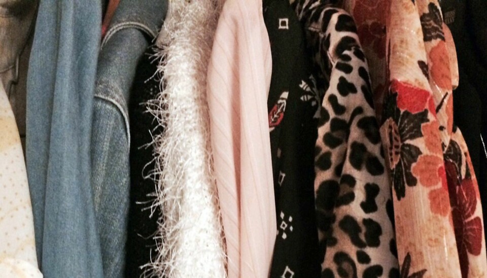 DØGNFLUER PÅ REKKE OG RAD: Ifølge Cecilie Mevatne, Det Nyes moteekspert, er mye av det som henger på salgsstativet (der det gjerne reklameres med sjokkpris), klær som er på vei ut.