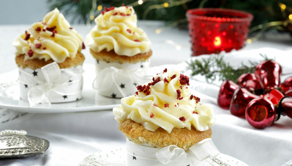 JULEKOS: Når Anita ønsker seg ekstra julete muffins, knuser hun noen pepperkaker og drysser over kremtoppingen.