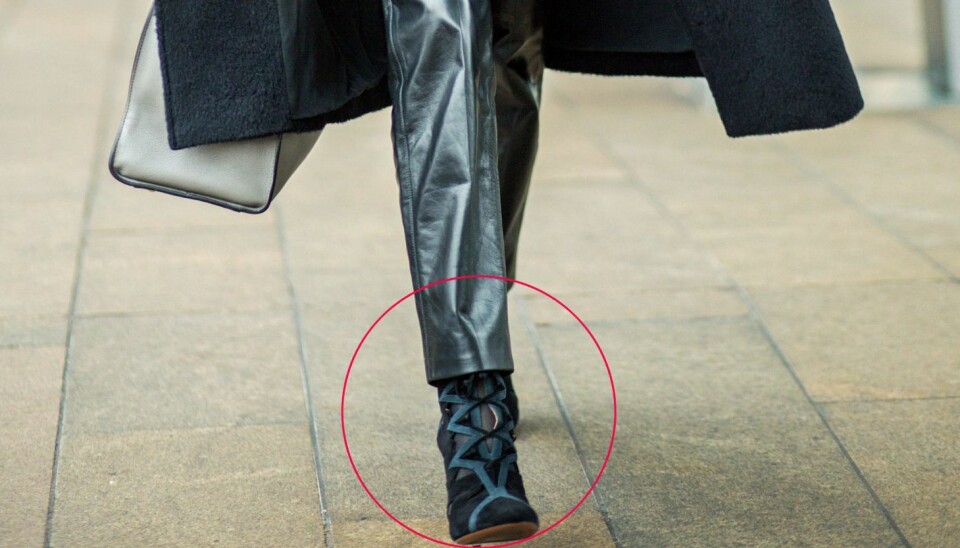 SKOENE SOM PYNTER BUKSEN OPP OG NED: - Gjør skinnbuksene mer hverdagslig ved å kombinere dem med sneakers eller et par lave semskede boots, sier Det Nye sin moteekspert Cecilie Mevatne.