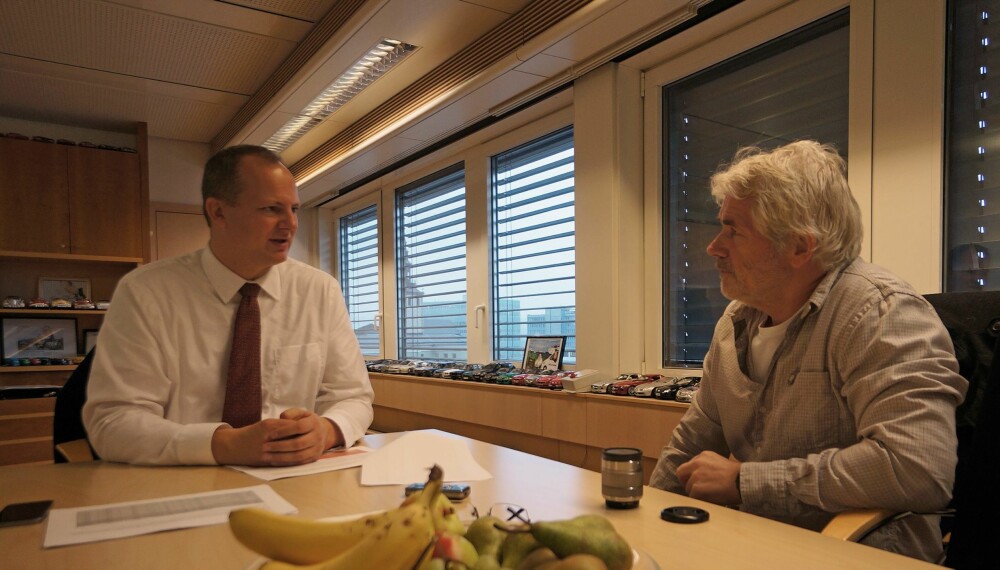 FORBRUK: Vi Menns Geir Svardal i samtale med samferdselsminister Ketil Solvik-Olsen. - Man blir jo i praksis lurt, sier samferdselsminister når han ser tallene fra Vi Menns biltester. FOTO: Geir Svardal
