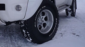 VINTERVEI: Vi opplever Hilux AT35 mer stabil og tryggere på vinterføre enn med all terrain-dekk. FOTO: Martin Jansen VINTERVEI: Vi opplever Hilux AT35 mer stabil og tryggere på vinterføre enn med all terrain-dekk. FOTO: Martin Jansen