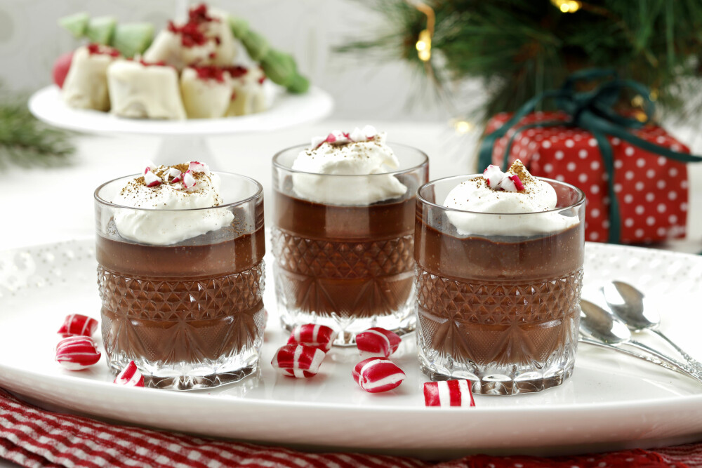 SØT AVSLUTNING: Du får flere deilige desserter i Hjemmets julenummer uke 52, som disse glassene med fristende sjokoladepudding.