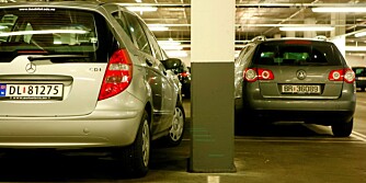 Det er ingen lover som regulerer størrelsen på parkeringsplasser, men i Oslo er normen at de skal være 2,5 meter brede.
