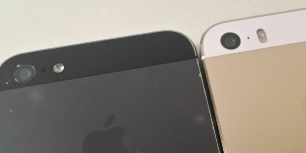 EKSTRA LYS: På iPhone 5S (til høyre) kan man se at blitsene er utstyrt med et ekstra LED-lys som skal sende ut et lys som matcher lyset i rommet. EKSTRA LYS: På iPhone 5S (til høyre) kan man se at blitsene er utstyrt med et ekstra LED-lys som skal sende ut et lys som matcher lyset i rommet.