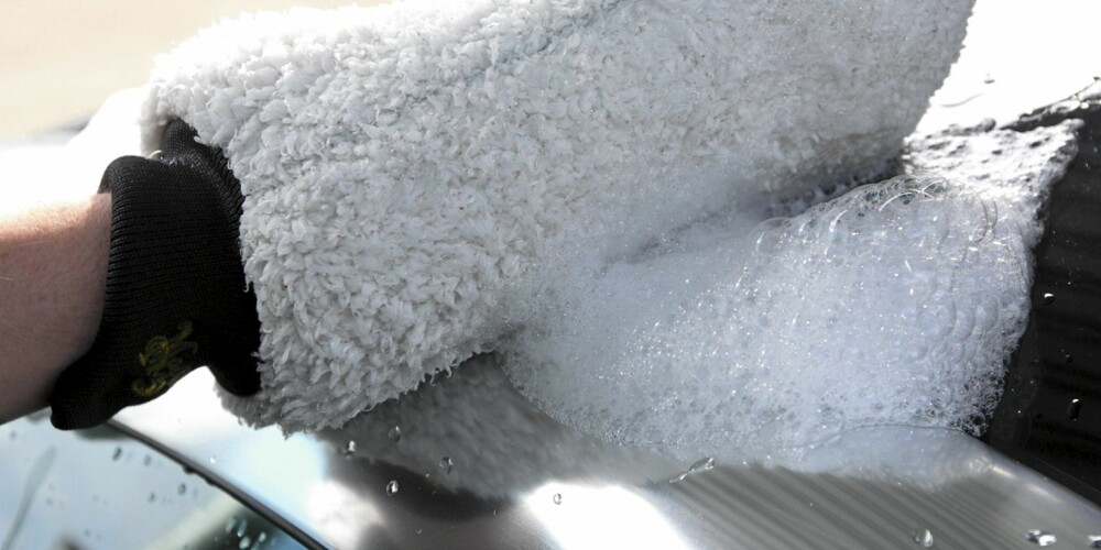 GODE PRODUKTER: En vaskehanske i mikrofiber og en god bilsjampo er det viktigste.