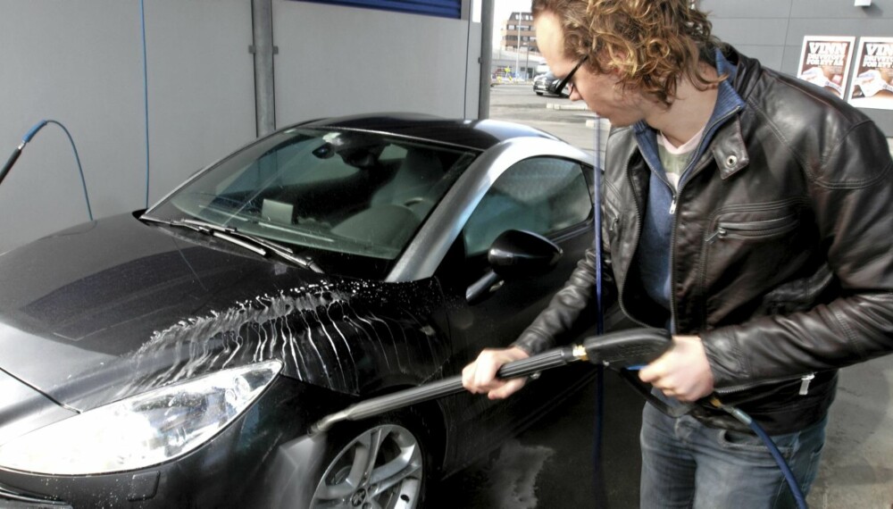 VASKE BILEN: En bilvask i ny og ne for å spyle vekk veisalt slipper du neppe unna, men «selvrensende» nanolakk-teknologi kan medføre at du ikke trenger vaske bilen ofte.