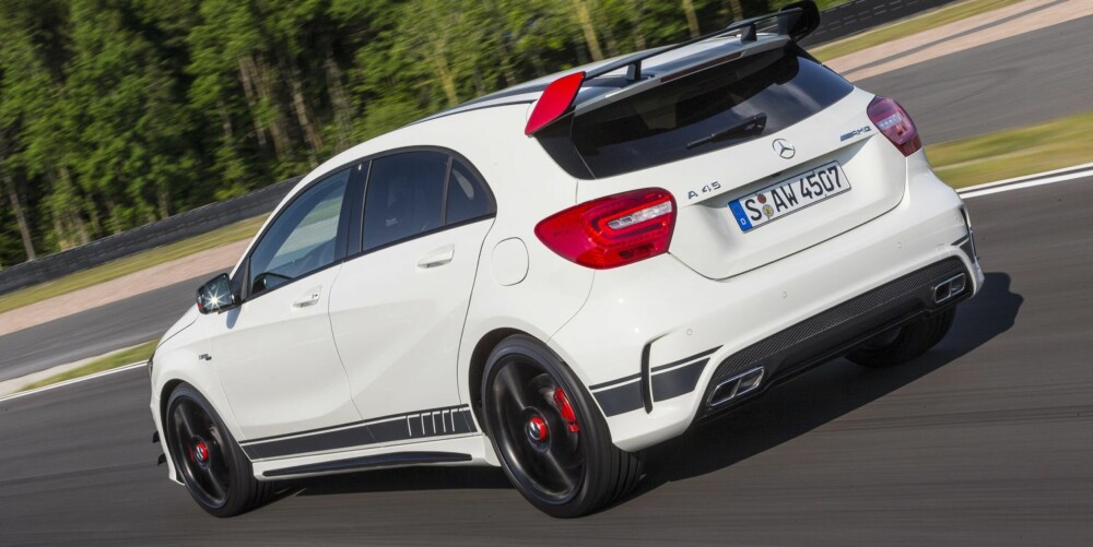 VERDENS STERKESTE: Mercedes A 45 AMG har verdens sterkeste serieproduserte tolitersmotor, firehjulsdrift og svært sportslig oppsett. På Bilster Berg er den en fryd å kjøre. Her i Edition 1-utgave med racingpynt. FOTO: Daimler AG