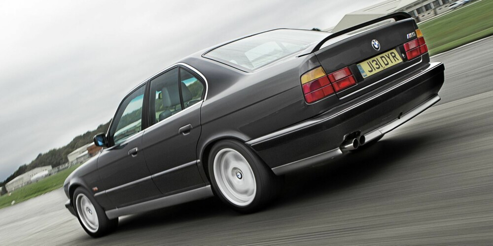 M5: BMW M5 E34 ble langt mer brutal enn forgjengeren E28. M5: BMW M5 E34 ble langt mer brutal enn forgjengeren E28.