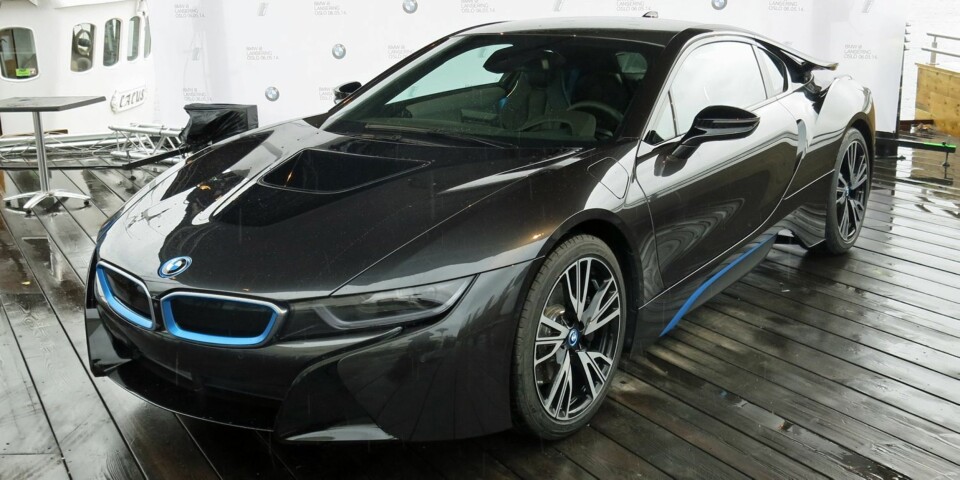 BMW i8: Den grønne superbilen BMW i8 ble avduket på Aker Brygge i Oslo. Den har en prislapp på cirka 1,3 millioner kroner. FOTO: Martin Jansen