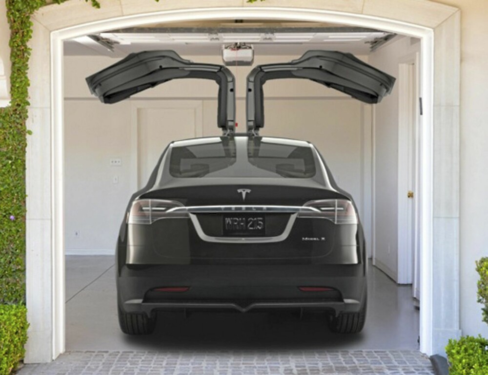 VINGER: Konseptutgaven av Tesla Model X fra 2012 hadde vingedører. Med dem bør garasjen være bred. FOTO: Tesla
