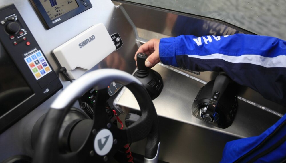 KONTROLL: Vi kontrollerer båten temmelig enkelt med en ergonomisk utformet joystick ved førerplassen i Anytec 860. FOTO: Terje Haugen KONTROLL: Vi kontrollerer båten temmelig enkelt med en ergonomisk utformet joystick ved førerplassen i Anytec 860. FOTO: Terje Haugen